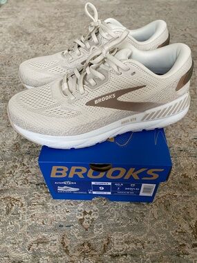 Brooks Ariel GTS 24 Size 9 Women's Running Shoes in Beige with Tan Accents